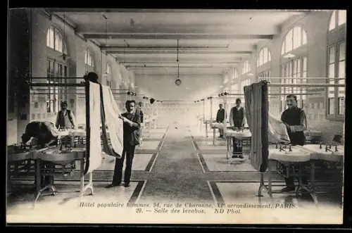 AK Paris, Salle des lavabos de l`Hôtel populaire hommes, rue de Charonne
