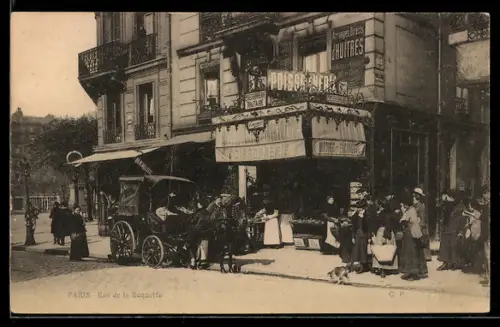 AK Paris, Rue de la Roquette avec étalage de poissonnerie et scène de rue animée