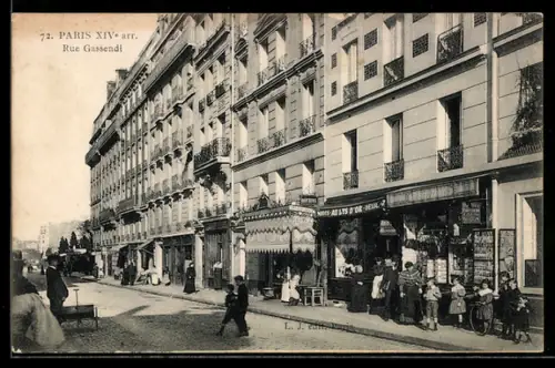 AK Paris, Rue Gassendi animée avec passants et boutiques