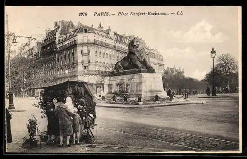 AK Paris, Place Denfert-Rochereau avec lion majestueux et passants