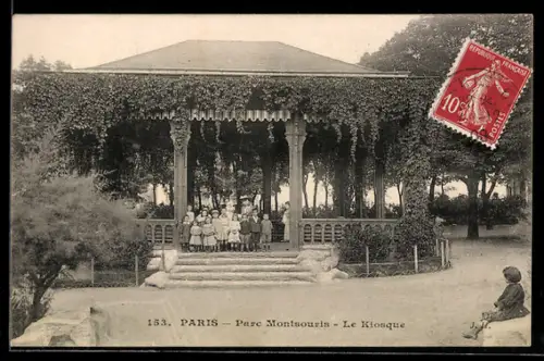 AK Paris, Parc Montsouris, Le Kiosque avec des enfants sur les marches