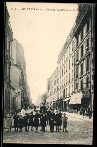 AK Paris, Rue du Théâtre prise du Théâtre avec enfants dans la rue