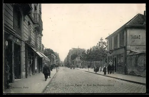 AK Paris, Rue des Entrepreneurs avec passants et boutique de tabac