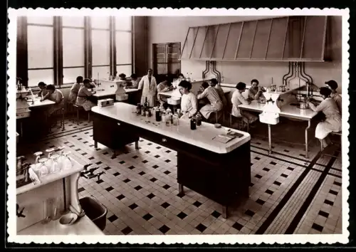AK Paris, Une Salle de Manipulations de Chimie au Lycée Camille Sée