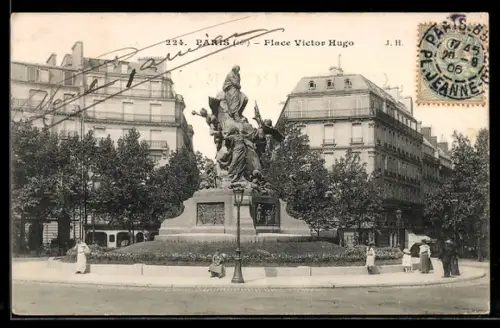 AK Paris, Place Victor Hugo avec monument central et bâtiments environnants