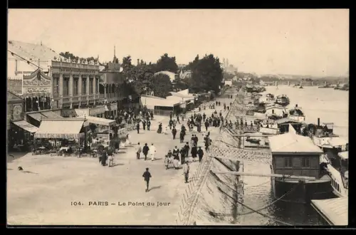 AK Paris, Le Point du Jour avec promenade animée et quais bordés de péniches