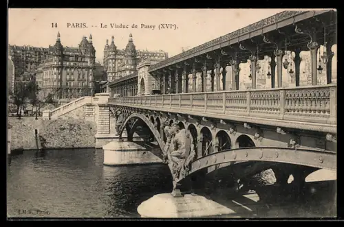 AK Paris, Le Viaduc de Passy, avec vue sur la Seine et les immeubles environnants