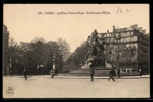 AK Paris, La Place Victor-Hugo et le monument de St-Honoré-d`Eylau
