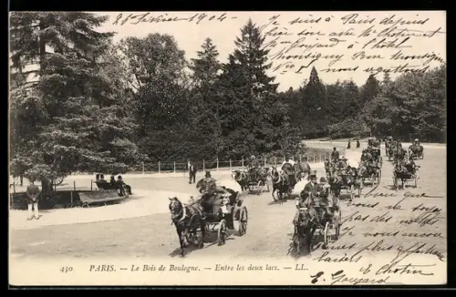 AK Paris, Le Bois de Boulogne, Entre les deux lacs, promenade en calèches