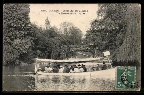 AK Paris, Bois de Boulogne La Passerelle avec bateau rempli de passagers sur le lac