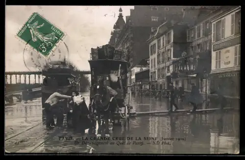 AK Paris, La Grande Crue de la Seine, un déménagement au Quai de Passy