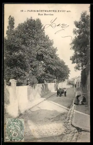 AK Paris-Montmartre, Rue Norvins avec passants et arbres bordant la rue