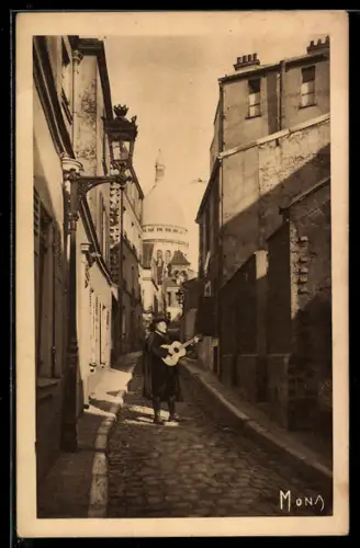 AK Paris-Montmartre, La Rue St-Rustique avec musicien et vue sur le Sacré-Coeur