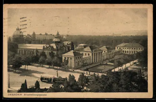 AK Dresden, Ausstellungspalast aus der Vogelschau mit Strassenbahn