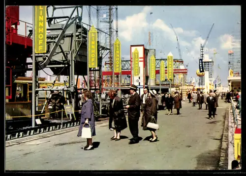 AK Hannover, Besucher auf dem Messegelände, Ausstellung