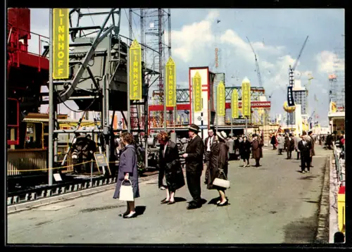 AK Hannover, Besucher auf dem Messegelände, Ausstellung