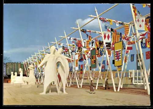 AK Bruxelles, Exposition Universelle 1958, Les Oriflammes de la terrasse de l`Esplanade