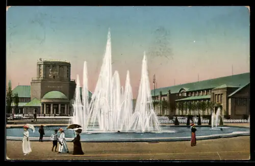 AK Leipzig, Intern. Baufachausstellung 1913, Leuchtspringbrunnen mit Blick auf Halle für Raumkunst