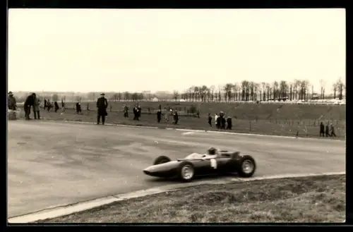 Foto-AK Brüssel, John Surtees im Auto Rennwagen Lola MK4, Formula 1 Grand Prix 1962