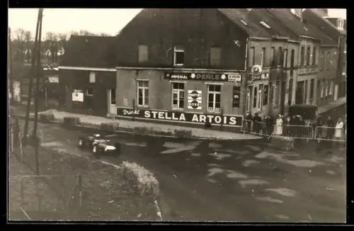 Foto-AK Brüssel, Stirling Moss im Auto Formel-1 Rennwagen Lotus 18, Rennstrecke am Gasthaus Perle 1962