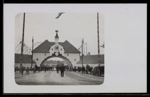 Foto-AK München, XV. Bundesschiessen des Schützenvereins im Jahr 1906, Portal mit Adler auf dem Turm, Schützenfest