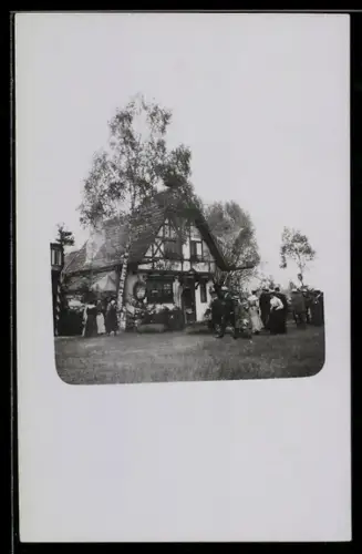 Foto-AK München, XV. Bundesschiessen des Schützenvereins im Jahr 1906, Partie vor einem Gasthaus, Schützenfest