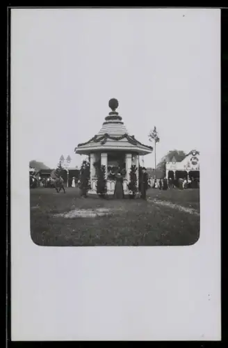 Foto-AK München, XV. Bundesschiessen des Schützenvereins im Jahr 1906, Pavillon mit Besuchern, Schützenfest