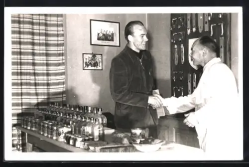 AK Singen /Hohentwiel, Eisenwarenhandlung Adolf Fischer, Innenansicht, Werkzeuge, Verkaufsszene