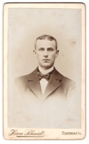 Fotografie Herm. Schmidt, Olbernhau, Freiberger Str. 177, Porträt eines jungen Mannes