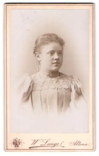Fotografie W. Langel, Altona, Rathausmark 38, Porträt einer jungen Frau