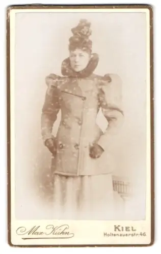 Fotografie Max Kühn, Kiel, Holtenauerstr. 46, Frau mit elegantem Mantel