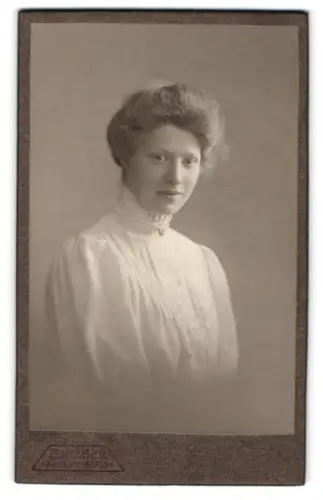 Fotografie E. Bieber, Hamburg, Jungfernstieg 8/9, Porträt einer Dame in eleganter Bluse