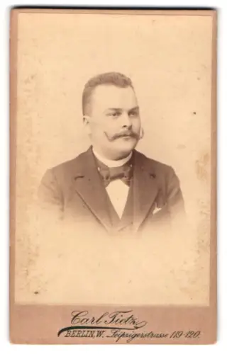 Fotografie Carl Tietz, Berlin, Leipzigerstrasse 119-120, Porträt eines Herrn mit Schnurrbart