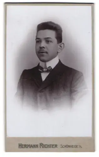 Fotografie Hermann Richter, Schönheide i. S., Porträt eines jungen Mannes