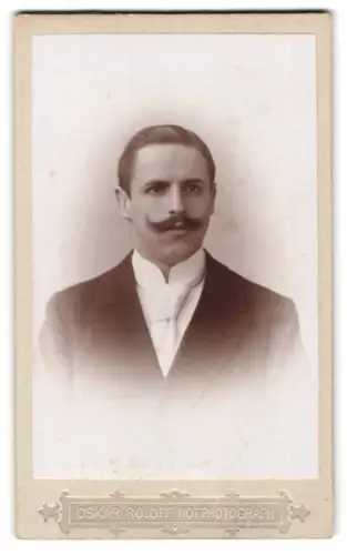 Fotografie Oskar Roloff, Berlin, Jerusalemerstr. 59, Porträt eines Mannes mit markantem Schnurrbart