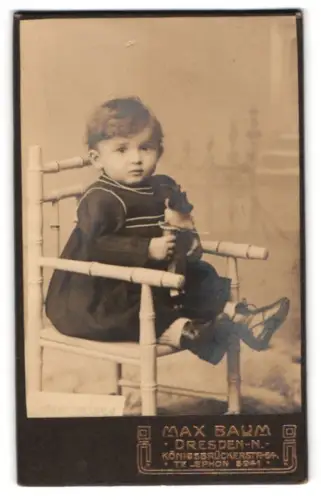 Fotografie Max Baum, Dresden, Königsbrückerstr. 64, Kind auf Stuhl sitzend