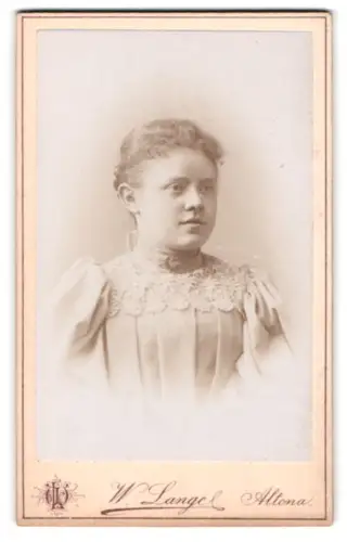 Fotografie Wilh. Lange, Altona, Rathausmarkt 38, Porträt eines jungen Mädchens