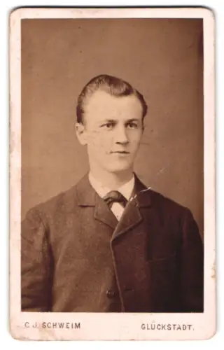 Fotografie C. J. Schweim, Glückstadt, Porträt eines jungen Mannes