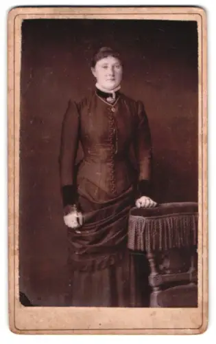 Fotografie unbekannter Fotograf und Ort, Frau in eleganter Kleidung