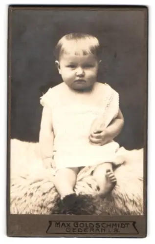 Fotografie Max Goldschmidt, Oederan i. S., Kleinkind auf Fell