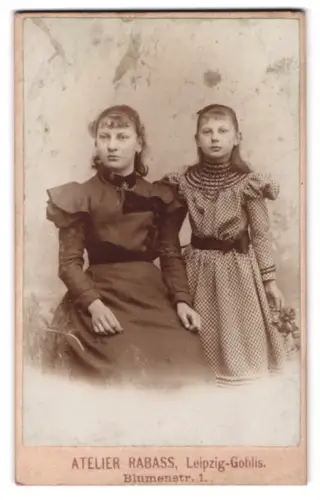 Fotografie Atelier Rabass, Leipzig-Gohlis, Blumenstr. 1, Zwei junge Mädchen in modischer Kleidung