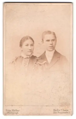 Fotografie Fritz Möller, Halle a. d. Saale, Alte Promenade 1, Portrait eines jungen Paares