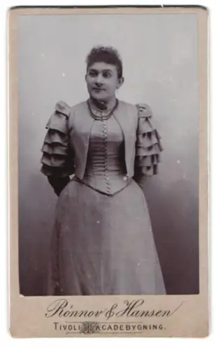 Fotografie Rönnov & Hansen, Kopenhagen, Tivoli Facadebygning, Frau in elegantem Kleid