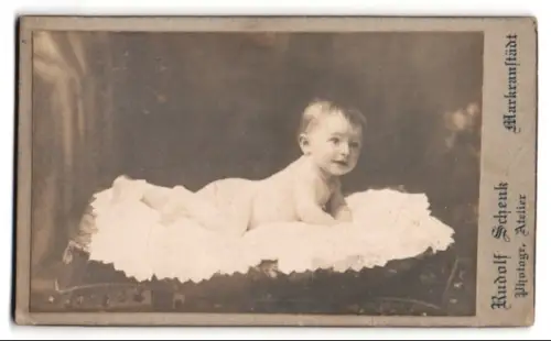 Fotografie Rudolf Schenk, Markranstädt, liegendes Baby auf Decke