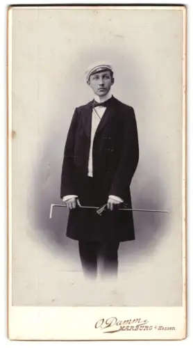 Fotografie O. Damme, Marburg i. Hessen, Porträt eines Studenten mit Tellermütze und Gehstock 1902
