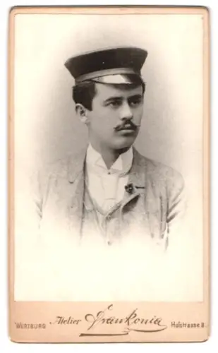 Fotografie Atelier Frankonia, Würzburg, Hofstrasse 8, Porträt eines Studenten mit Couleur und Tellermütze