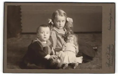 Fotografie Andr. Kothe, Grünberg /Hessen, Kinder mit Puppe und Ball