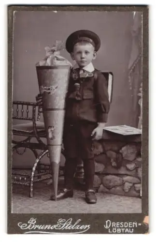 Fotografie Bruno Stelzer, Dresden-Löbtau, Junge mit Schultüte und Matrosenmütze