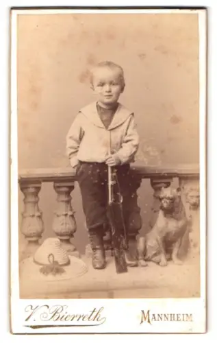 Fotografie V. Bierreth, Mannheim, Heidelberger Str., Kleiner Junge mit Spielzeuggewehr und Hundeskulptur