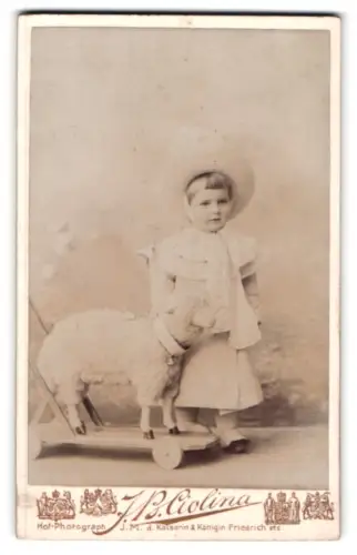 Fotografie J. B. Ciolina, Mannheim, Heidelbergerstr. 14a, Kind mit Spielzeug-Schaf